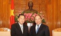 Nguyen Xuan Phuc reçoit les dirigeants de l'agence laotienne de presse